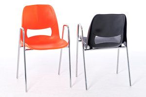 Armlehnen und eine bequeme Sitzschale gewährleisten einen guten Sitzkomfort